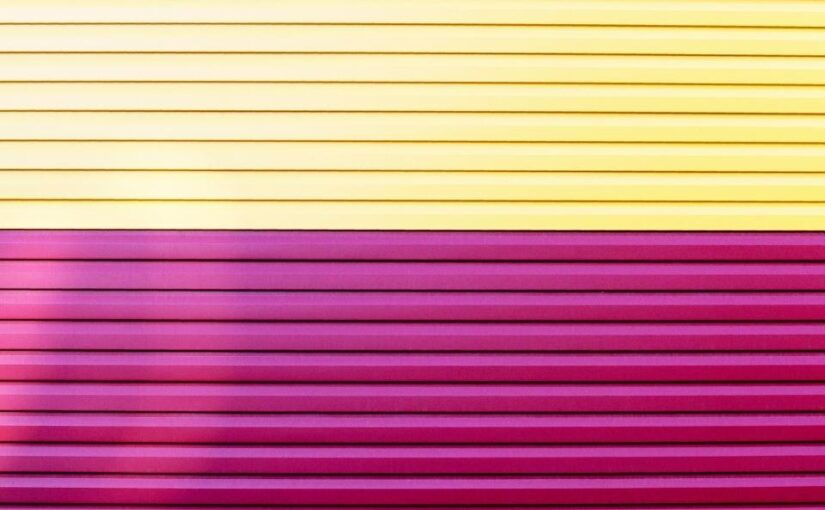 kombinasi cat rumah warna ungu dan kuning